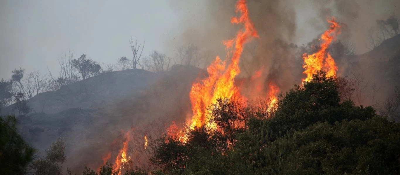 Εκτός ελέγχου η φωτιά στο δάσος Χανίων– Εκκενώθηκαν σπίτια